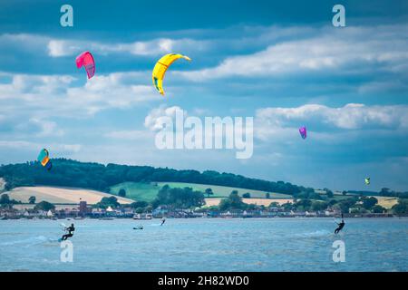 Kitesurfer an der Flussmündung. Stockfoto