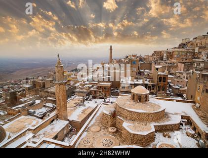 Blick auf den Sonnenuntergang in Mardin City im Winter. Das alte Mardin mit seinen traditionellen Steinhäusern ist einer der Orte, die Touristen besuchen. Mardin, Türkei Stockfoto