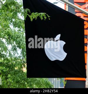 Apple-Logo aus einem weißen Apfel auf schwarzem Samt auf einer Flagge vor dem Apple-Store in Hannover, 23. Mai 2020 Stockfoto