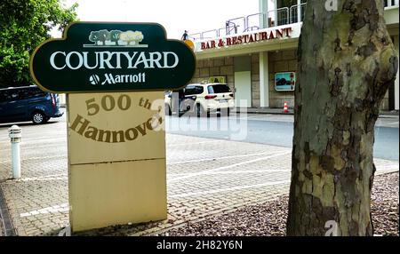 Courtyard marriott hannover Hotel am Maschine, Schild und Logo am Eingang des Parkplatzes in hannover, deutschland, 23. Mai 2020 Stockfoto