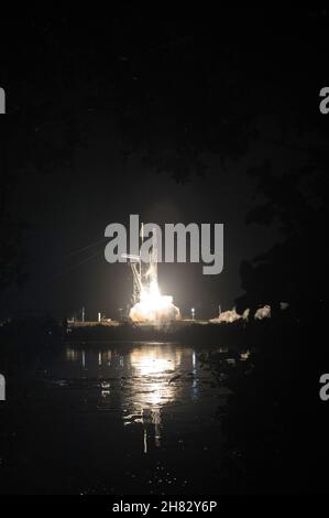 CAPE CANAVERAL, FL, USA - 10. November 2021 - Eine SpaceX Falcon 9-Rakete mit der Crew Dragon-Sonde des Unternehmens wird auf der NASA-Raumsonde SpaceX Crew gestartet. Stockfoto