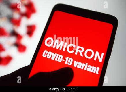 Ukraine. 26th. November 2021. In dieser Abbildung zeigt ein Telefonbildschirm einen Text, der Omicron COVID-19-Variante sagt. (Foto von Pavlo Gonchar/SOPA Images/Sipa USA) Quelle: SIPA USA/Alamy Live News Stockfoto