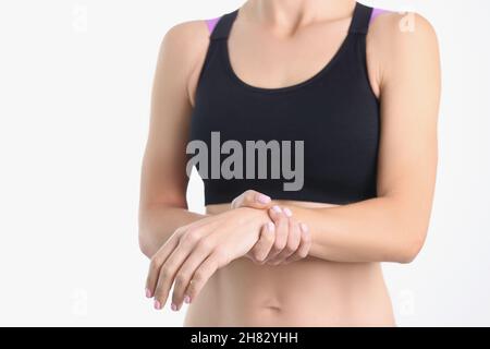 Frau hält die Hand aus der Nähe um das dünne Handgelenk Stockfoto