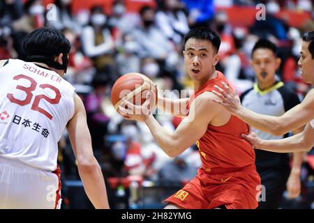 Sendai, Japan. 27th. November 2021. Zhao Jiwei (R) aus China tritt am 27. November 2021 in der Xebio Arena in Sendai, Japan, bei einem Spiel der Gruppe B zwischen China und Japan der FIBA Basketball-WM-Asienqualifikanten an. Quelle: Zhang Xiaoyu/Xinhua/Alamy Live News Stockfoto