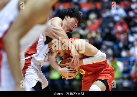 Sendai, Japan. 27th. November 2021. Guo Ailun (R) aus China steht mit Hiejima Makato aus Japan während eines Spiels der Gruppe B zwischen China und Japan bei den FIBA Basketball-WM-Asienqualifiers am 27. November 2021 in der Xebio Arena in Sendai, Japan, gegenüber. Quelle: Zhang Xiaoyu/Xinhua/Alamy Live News Stockfoto