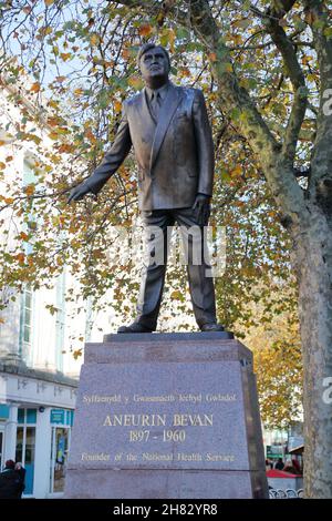 Statue des Gründers des nationalen Gesundheitsdienstes Aneurin Bevan in Cardiff, Wales, Großbritannien Stockfoto