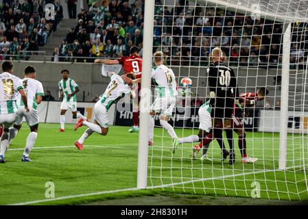 Deutschland, Fürth, Sportpark Ronhof Thomas Sommer - 24.09.2021 - Fussball, 1.Bundesliga - SpVgg Greuther Fürth gegen FC Bayern München Bild: Robert Lewandowski (FC Bayern München, 9) beim Versuch, einen Ball aus einer Ecke auf die nahe Pfosten zu werfen. Die DFL-Vorschriften verbieten die Verwendung von Fotos als Bildsequenzen und quasi-Video Stockfoto