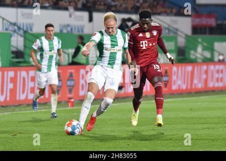 Deutschland, Fürth, Sportpark Ronhof Thomas Sommer - 24.09.2021 - Fussball, 1.Bundesliga - SpVgg Greuther Fürth vs. FC Bayern München Bild: (Fltr) Havard Nielsen (SpVgg Greuther Fürth,16), Alphonso Davies (FC Bayern München,19) die DFL-Vorschriften verbieten die Verwendung von Fotografien als Bildsequenzen und quasi-Video Stockfoto