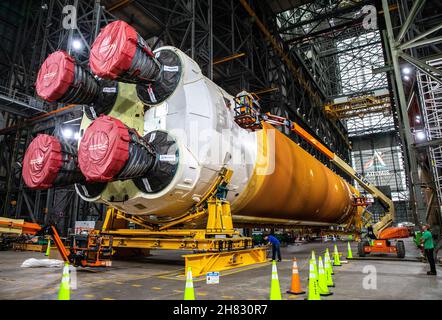 KENNEDY SPACE CENTER, FL, USA - 04. Juni 2021 - die Kernstufe des Space Launch Systems (SLS) befindet sich im Transfergang des Fahrzeugmontagebaus Stockfoto