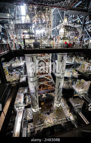 KENNEDY SPACE CENTER, FL, USA - 04. Juni 2021 - die vollständig gestapelten zweifachen soliden Raketenstarter für die NASA-Rakete Space Launch System (SLS) sind auf der zu sehen Stockfoto