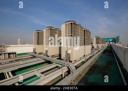 Abluftöffnungen von industriellen Klima- und Belüftungseinheiten. Wolkenkratzer Dach aus dem hohen Gebäude. Stockfoto