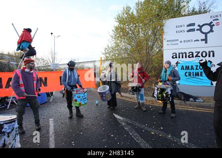 Peterborough, Großbritannien. 26th. November 2021. XR Extinction Rebellion Protestierenden, die den Zugang um das Amazon-Verteilungszentrum am Schwarzen Freitag in Peterborough, Cambridgeshire, Großbritannien, blockierten, On November 26, 2021 Credit: Paul Marriott/Alamy Live News Stockfoto