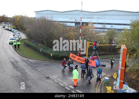 Peterborough, Großbritannien. 26th. November 2021. XR Extinction Rebellion Protestierenden, die den Zugang um das Amazon-Verteilungszentrum am Schwarzen Freitag in Peterborough, Cambridgeshire, Großbritannien, blockierten, On November 26, 2021 Credit: Paul Marriott/Alamy Live News Stockfoto