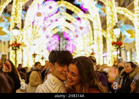 Malaga, Spanien. 26th. November 2021. Ein Paar sah während der Einweihung der Weihnachtsbeleuchtung in Malaga süßlich lachen. Kredit: SOPA Images Limited/Alamy Live Nachrichten Stockfoto