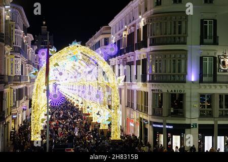 Malaga, Spanien. 26th. November 2021. Panoramablick auf die überfüllte Straße Marques de Larios während der Einweihung der Weihnachtsbeleuchtung in Malaga. Kredit: SOPA Images Limited/Alamy Live Nachrichten Stockfoto