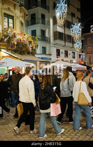 Malaga, Spanien. 26th. November 2021. Während der Einweihung der Weihnachtsbeleuchtung in Malaga werden Menschen auf den Straßen spazieren gesehen. Kredit: SOPA Images Limited/Alamy Live Nachrichten Stockfoto