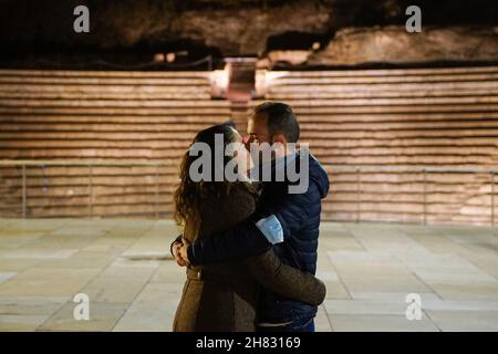 Malaga, Spanien. 26th. November 2021. Ein Paar küsst sich während der Einweihung der Weihnachtsbeleuchtung in Malaga. Kredit: SOPA Images Limited/Alamy Live Nachrichten Stockfoto