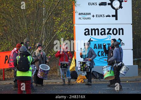 Peterborough, Großbritannien. 26th. November 2021. XR Extinction Rebellion Protestierenden, die den Zugang um das Amazon-Verteilungszentrum am Schwarzen Freitag in Peterborough, Cambridgeshire, Großbritannien, blockierten, On November 26, 2021 Credit: Paul Marriott/Alamy Live News Stockfoto