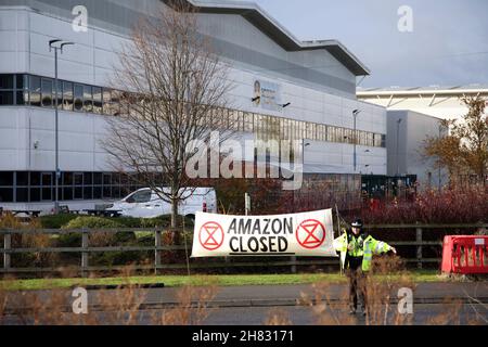 Peterborough, Großbritannien. 26th. November 2021. XR Extinction Rebellion Protestierenden, die den Zugang um das Amazon-Verteilungszentrum am Schwarzen Freitag in Peterborough, Cambridgeshire, Großbritannien, blockierten, On November 26, 2021 Credit: Paul Marriott/Alamy Live News Stockfoto