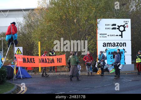 Peterborough, Großbritannien. 26th. November 2021. XR Extinction Rebellion Protestierenden, die den Zugang um das Amazon-Verteilungszentrum am Schwarzen Freitag in Peterborough, Cambridgeshire, Großbritannien, blockierten, On November 26, 2021 Credit: Paul Marriott/Alamy Live News Stockfoto