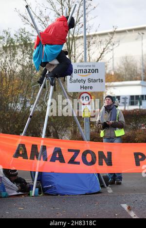 Peterborough, Großbritannien. 26th. November 2021. XR Extinction Rebellion Protestierenden, die den Zugang um das Amazon-Verteilungszentrum am Schwarzen Freitag in Peterborough, Cambridgeshire, Großbritannien, blockierten, On November 26, 2021 Credit: Paul Marriott/Alamy Live News Stockfoto