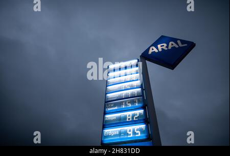 Oberhausen, Deutschland. 27th. November 2021. Ein elektronisches Display zeigt die aktuellen Benzinpreise an einer Aral-Tankstelle in Oberhausen an. Quelle: Fabian Strauch/dpa/Alamy Live News Stockfoto