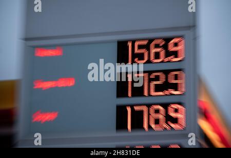 Oberhausen, Deutschland. 27th. November 2021. Ein elektronisches Display zeigt die aktuellen Benzinpreise an einer Shell-Tankstelle in Oberhausen an. Quelle: Fabian Strauch/dpa/Alamy Live News Stockfoto