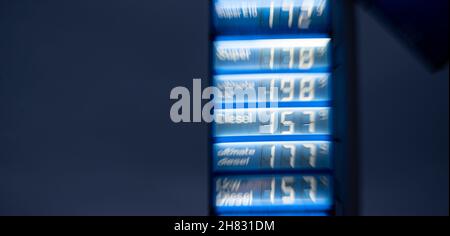 Oberhausen, Deutschland. 27th. November 2021. Auf einem Display werden die aktuellen Benzinpreise einer Aral-Tankstelle in Oberhausen angezeigt. Quelle: Fabian Strauch/dpa/Alamy Live News Stockfoto