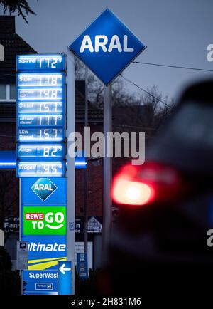 Oberhausen, Deutschland. 27th. November 2021. Ein elektronisches Display zeigt die aktuellen Benzinpreise an einer Aral-Tankstelle in Oberhausen an. Quelle: Fabian Strauch/dpa/Alamy Live News Stockfoto