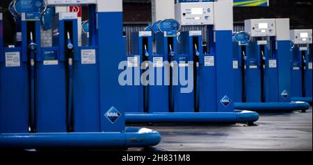 Oberhausen, Deutschland. 27th. November 2021. Benzinpumpen stehen an einer Aral-Tankstelle in Oberhausen. Quelle: Fabian Strauch/dpa/Alamy Live News Stockfoto