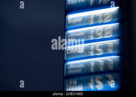 Oberhausen, Deutschland. 27th. November 2021. Ein elektronisches Display zeigt die aktuellen Benzinpreise an einer Aral-Tankstelle in Oberhausen an. Quelle: Fabian Strauch/dpa/Alamy Live News Stockfoto