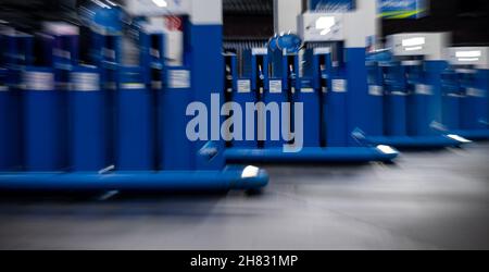 Oberhausen, Deutschland. 27th. November 2021. Benzinpumpen stehen an einer Aral-Tankstelle in Oberhausen. Quelle: Fabian Strauch/dpa/Alamy Live News Stockfoto