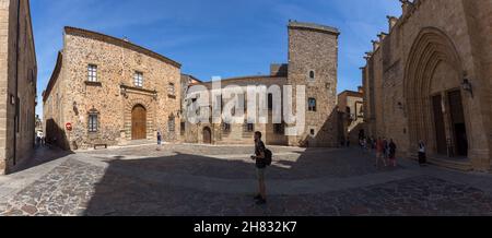 Cáceres Spanien - 09 12 2021: Blick auf den Platz der Heiligen Maria, plaza de Santa Maria, mit der Kathedrale Santa Maria, dem Palacio Episcopal de Cáceres und Ovando P Stockfoto