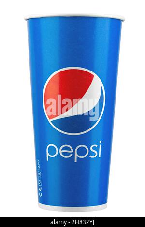 Ukraine, Kiew - August 26. 2021: Pepsi Pappbecher auf isoliertem, weißem Hintergrund. Datei enthält Beschneidungspfad. Minimalismus Stockfoto