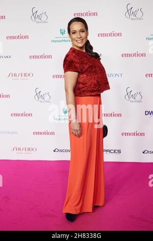 Hamburg, Deutschland. 26th. November 2021. Nandini Mitra, Moderatorin, kommt für die "Emotion.Awards" für Frauen im Curiohaus an. Quelle: Georg Wendt/dpa/Alamy Live News Stockfoto