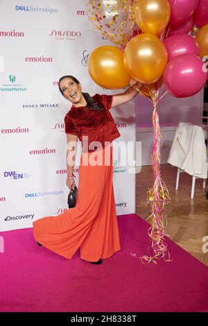 Hamburg, Deutschland. 26th. November 2021. Nandini Mitra, Moderatorin, kommt für die "Emotion.Awards" für Frauen im Curiohaus an. Quelle: Georg Wendt/dpa/Alamy Live News Stockfoto