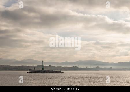 Die Uferpromenade von Livorno, Italien, unter einem dramatischen frühen Morgenhimmel, vom Meer aus gesehen Stockfoto