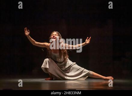 Sadler's Wells Theatre, London, England, Großbritannien. 23. November 2021. Akram Khan Company Produktion von outitting the Devil, Generalprobe, die Produktion läuft vom 23-27. November. Das Werk ist inspiriert von dem neu entdeckten Fragment des babylonischen Epos von Gilgamesch, eines der frühesten überlebenden großen literarischen Werke der Welt. In einer Landschaft aus zerbrochenen Tafeln und gefallenen Götzen handeln die sechs Figuren mit ihrem verbliebenen Reichtum und ihren Geschichten und versuchen, die Fragmente des alten Wissens mit der Zeit verloren und vergessen zu machen. Nur redaktionell. Quelle: Malcolm Park/Sadlers Wells/Akram Khan/Alam Stockfoto