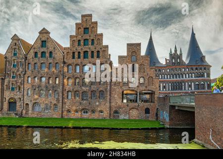 Salzlager in Lübeck, hinter dem mittelalterlichen Tor des Holstentors. Lübeck, Schleswig-Holstein, Deutschland, Europa Stockfoto