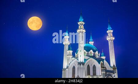 Nachtlandschaft Kul Sharif Moschee islam mit Mond und Kreml Kazan. Concept Travel Wunderschönes Russland. Stockfoto