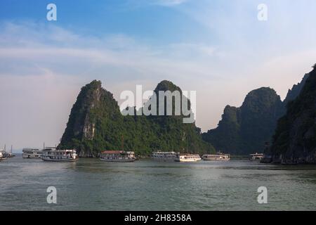 Ausflugsboote Schwarm rund um den Hafen, Dao gehen Insel, Ha Long Bay, quảng Ninh Provinz, Vietnam Stockfoto