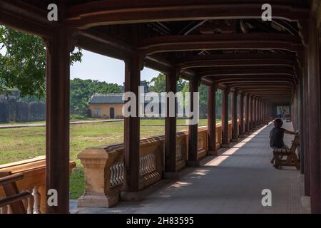 Long Gallery (Hữu Trường lang), Purple Forbidden City, Hue, Vietnam. MODELL FREIGEGEBEN Stockfoto