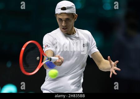 Turin, Italien, 27th. November 2021. Zsombor Piros aus Ungarn im Einsatz gegen John Millman aus Australien im Gruppenspiel zwischen Australien und Ungarn während des Davis Cup Finals 2021 von Rakuten in der Pala Alpitour Arena, Turin. Bildnachweis sollte lauten: Jonathan Moscrop / Sportimage Stockfoto