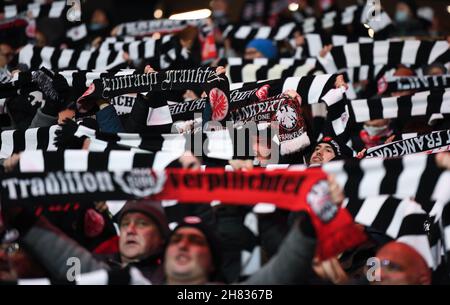 25. November 2021, Hessen, Frankfurt/Main: Fußball: Europa League, Eintracht Frankfurt - FC Royal Antwerpen, Gruppenphase, Gruppe D, Matchday 5 im Deutsche Bank Park. Frankfurter Fans halten ihre Fanschals vor dem Spiel hoch. Foto: Arne Dedert/dpa Stockfoto