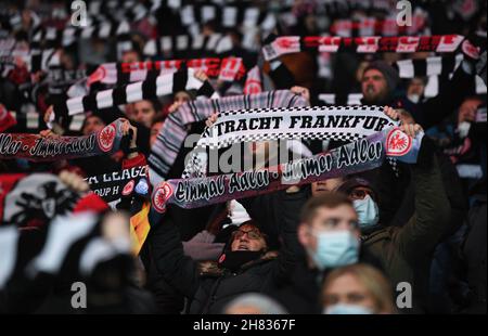 25. November 2021, Hessen, Frankfurt/Main: Fußball: Europa League, Eintracht Frankfurt - FC Royal Antwerpen, Gruppenphase, Gruppe D, Matchday 5 im Deutsche Bank Park. Frankfurter Fans halten ihre Fanschals vor dem Spiel hoch. Foto: Arne Dedert/dpa Stockfoto