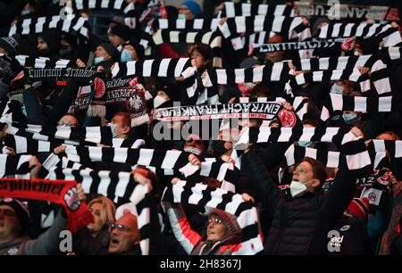 25. November 2021, Hessen, Frankfurt/Main: Fußball: Europa League, Eintracht Frankfurt - FC Royal Antwerpen, Gruppenphase, Gruppe D, Matchday 5 im Deutsche Bank Park. Frankfurter Fans halten ihre Fanschals vor dem Spiel hoch. Foto: Arne Dedert/dpa Stockfoto