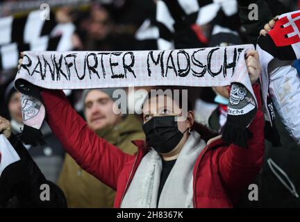 25. November 2021, Hessen, Frankfurt/Main: Fußball: Europa League, Eintracht Frankfurt - FC Royal Antwerpen, Gruppenphase, Gruppe D, Matchday 5 im Deutsche Bank Park. Eine Frau auf den Ständen hält einen Schal mit der Aufschrift 'Frankfurter Mädsche' hoch. Foto: Arne Dedert/dpa Stockfoto