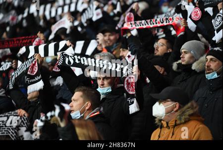 25. November 2021, Hessen, Frankfurt/Main: Fußball: Europa League, Eintracht Frankfurt - FC Royal Antwerpen, Gruppenphase, Gruppe D, Matchday 5 im Deutsche Bank Park. Frankfurter Fans halten ihre Fanschals vor dem Spiel hoch. Foto: Arne Dedert/dpa Stockfoto