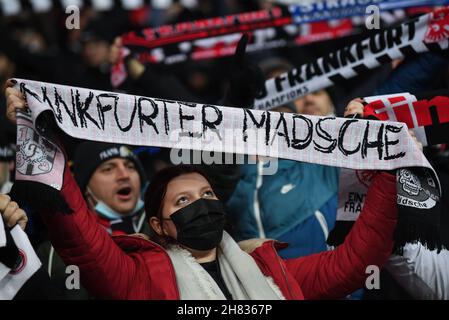 25. November 2021, Hessen, Frankfurt/Main: Fußball: Europa League, Eintracht Frankfurt - FC Royal Antwerpen, Gruppenphase, Gruppe D, Matchday 5 im Deutsche Bank Park. Eine Frau auf den Ständen hält einen Schal mit der Aufschrift 'Frankfurter Mädsche' hoch. Foto: Arne Dedert/dpa Stockfoto