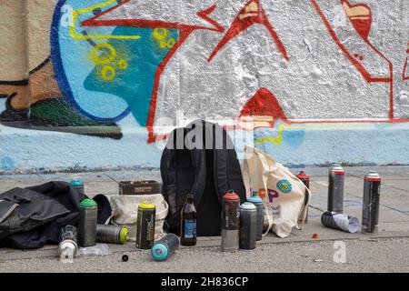 Nahaufnahme von Graffiti-Spraydosen im Bahnwäerter Thiel-Kulturprojektgebiet (Schlachthofviertel), München, Bayern, Deutschland. Stockfoto